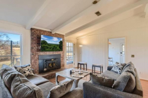 5 Acre Farmhouse Near Nashville!